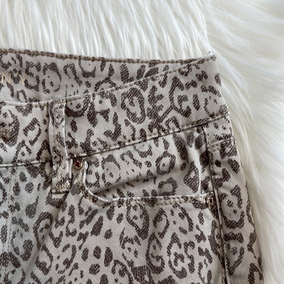 WHBM ‘The Skinny’ Mid-rise Leopard Crop Jeans - Picture 5 of 9